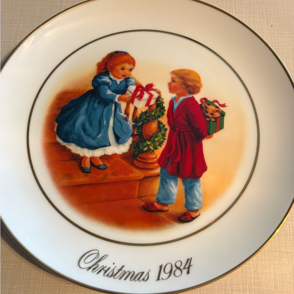 Avon 1990 Christmas Plate fourth edition, celebrating the joy of giving